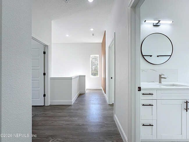 Building Photo - 2121 Broadwater Dr