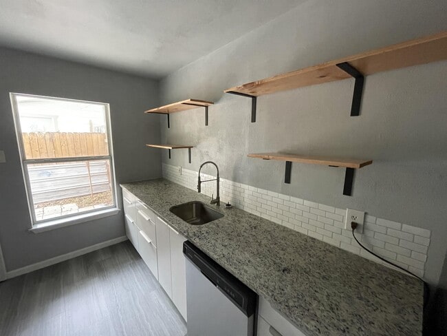 Building Photo - 258 Cresham Dr