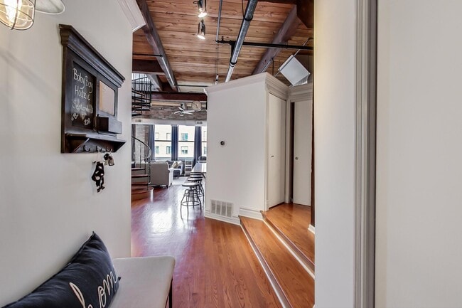 Building Photo - 913 W Van Buren St