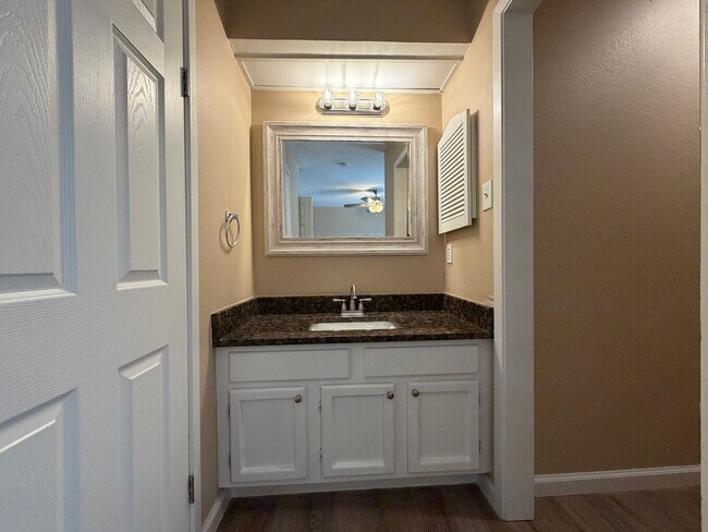 Building Photo - South Side Two Story Townhome!!