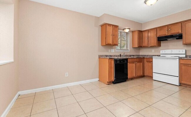 Building Photo - 4 Bedroom Home with 2 Bath and large back ...
