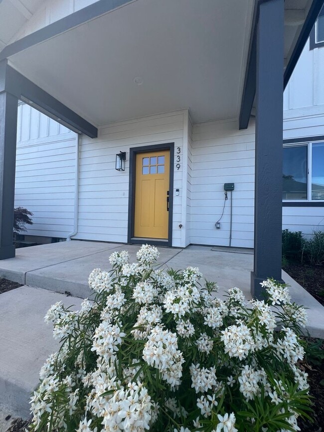 Building Photo - Charming three bedroom townhouse in the heart of Talent! | Available Mid May