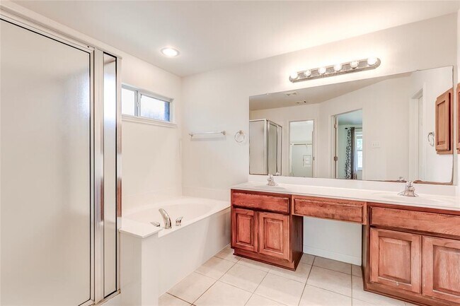 Building Photo - 15220 Fernhill Dr