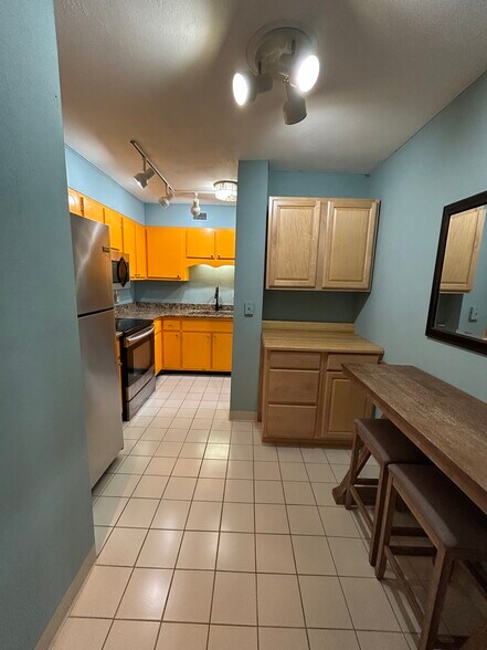 Building Photo - 2121 Nicholasville Rd