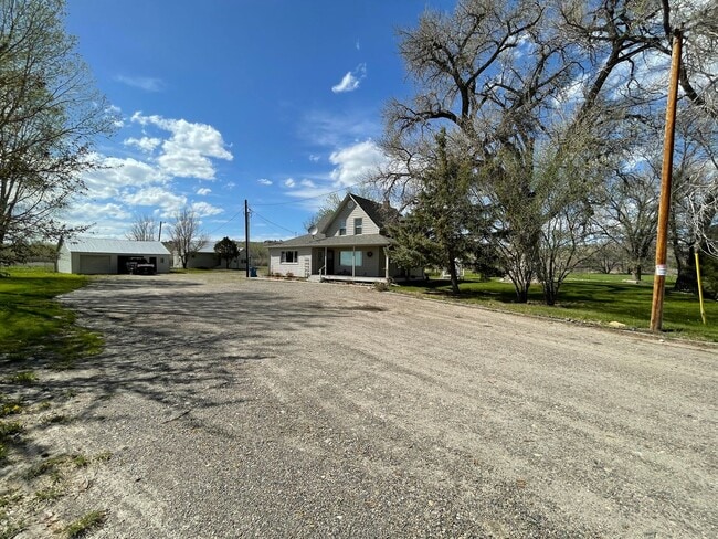 Building Photo - 3 bed farm house with 2 acres