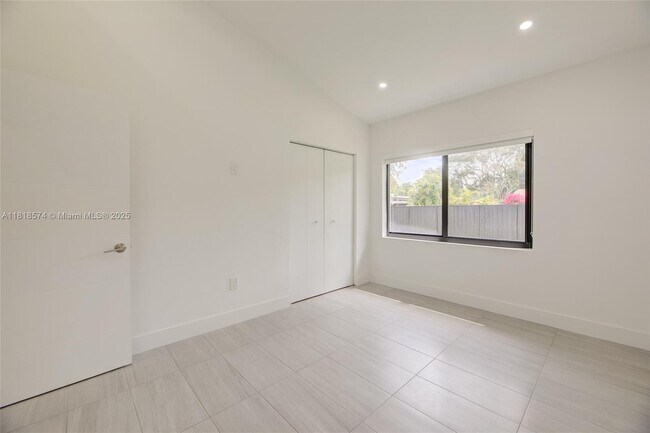 Building Photo - 5895 SW 50th Terrace