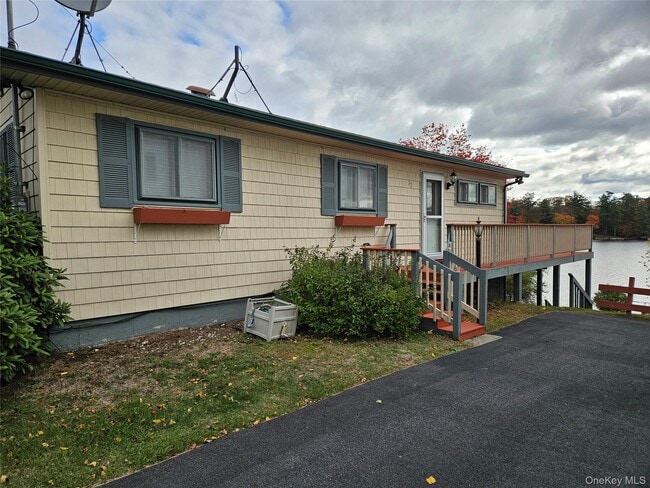 Primary Photo - 72 Crescent Cir