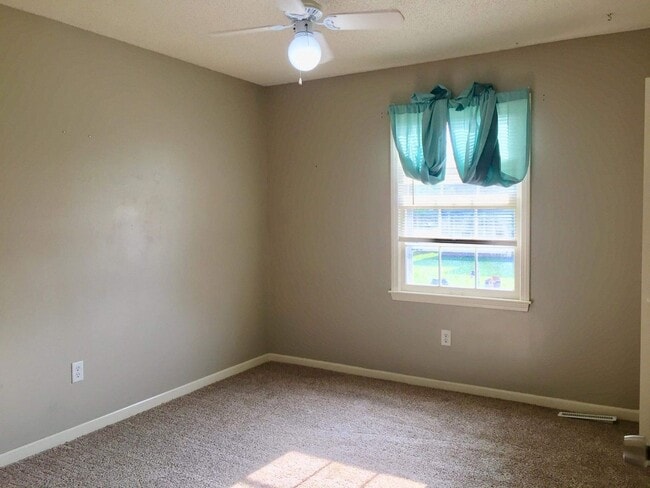 Building Photo - Walk to shopping and restaurants and high school