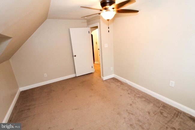 Building Photo - 319 W Cir