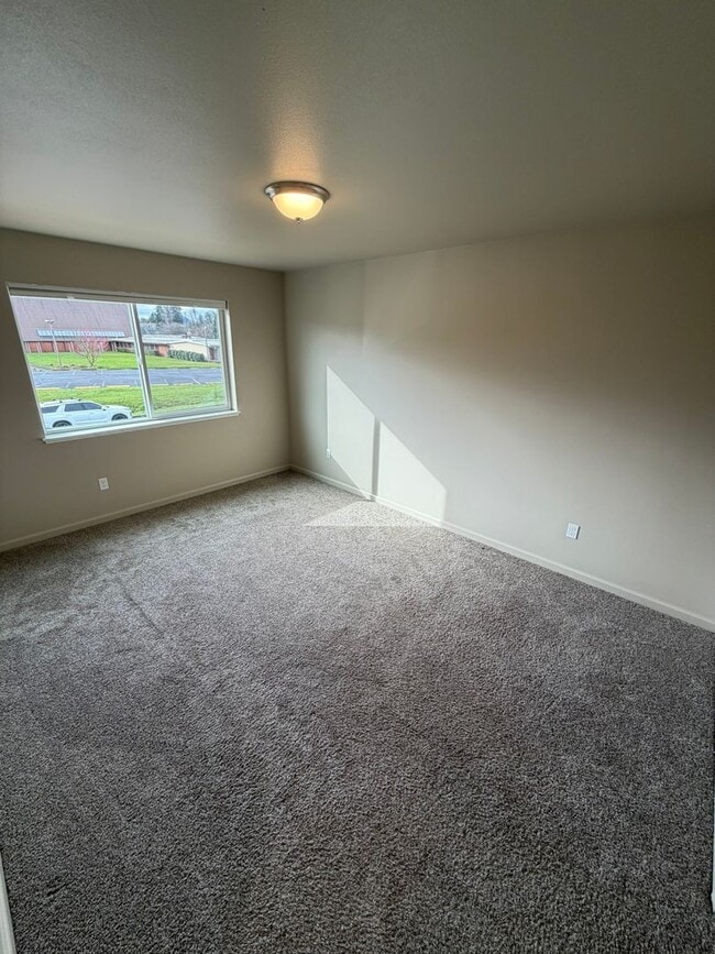 Building Photo - **MOVE IN SPECIAL!** 3 Bedroom Duplex Close to Shopping and Schools!