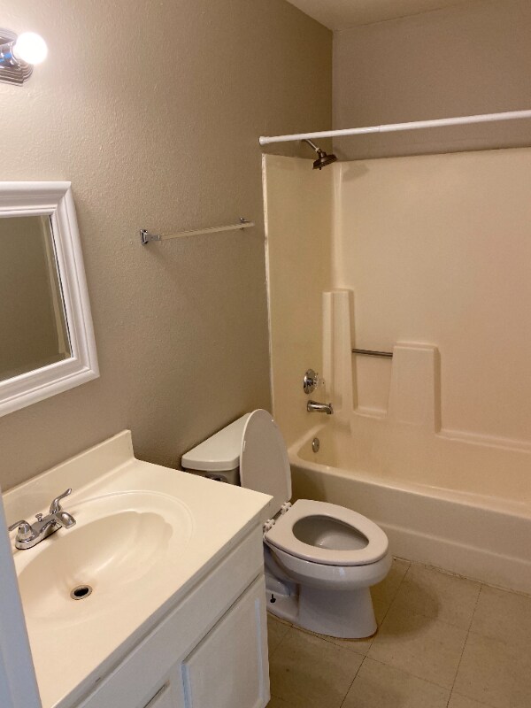 Building Photo - 403 E Quail Ave