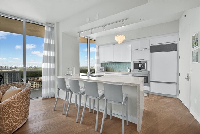 Building Photo - 15901 Collins Ave