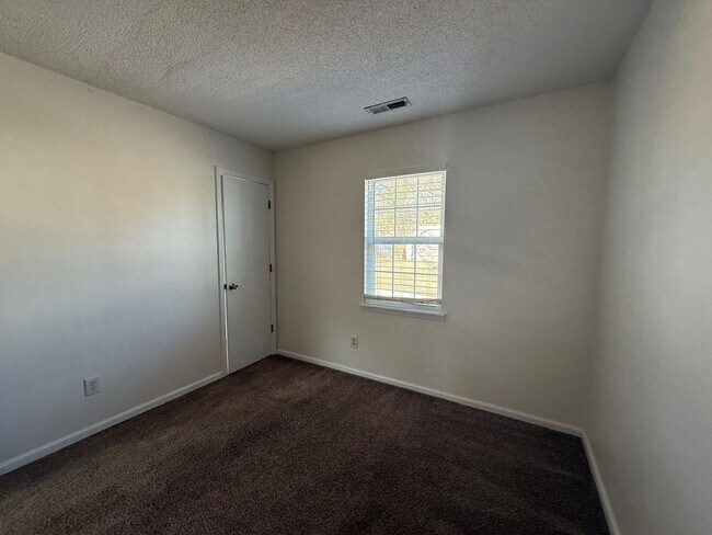 Building Photo - Beautiful 3 bedroom, 2.5 bath House