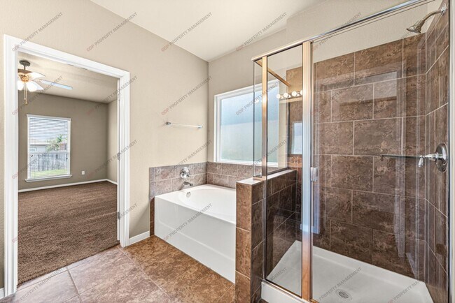 Building Photo - 5607 Blackstone Dr