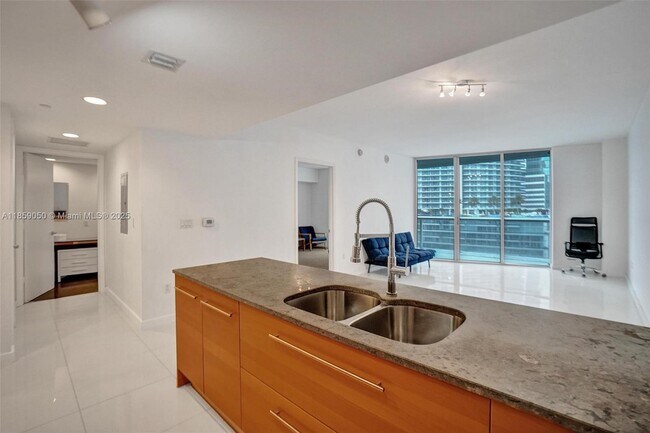 Building Photo - 475 Brickell Ave
