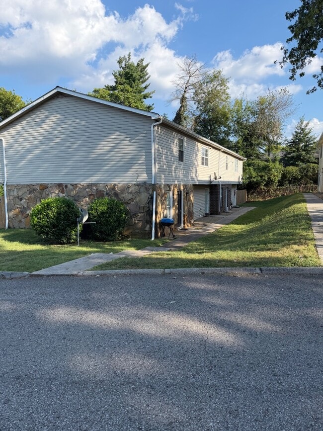 Building Photo - 9124 Cedarpark Ln NW
