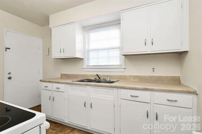 Building Photo - 540 Wakefield Dr