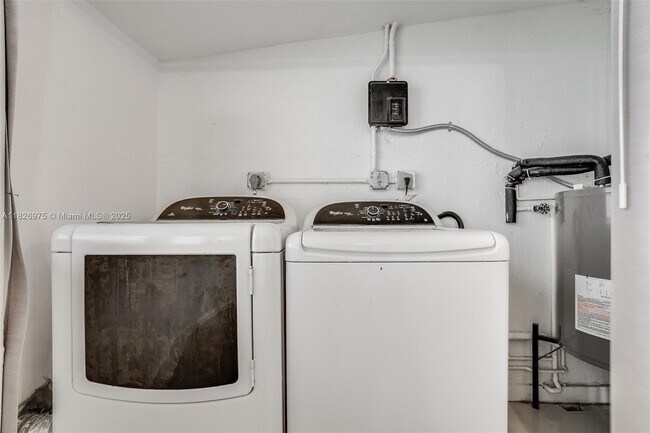 Building Photo - 20350 W Country Club Dr
