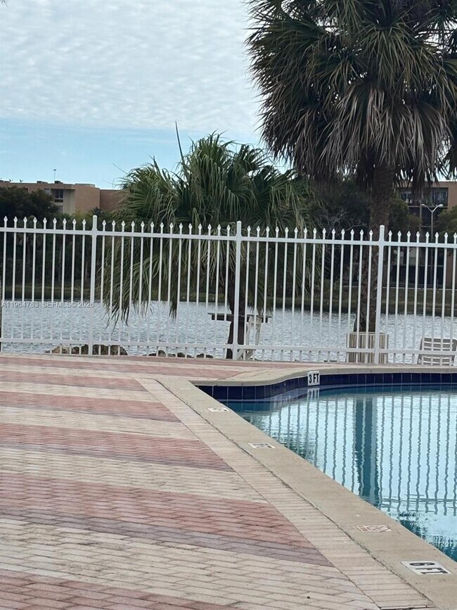 Building Photo - 9365 Fontainebleau Blvd