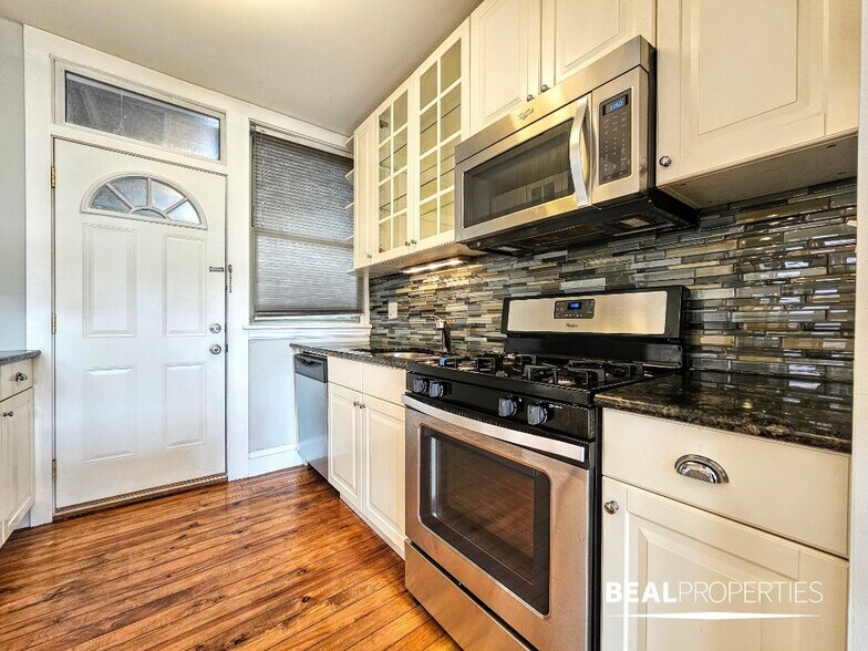 Building Photo - 548 W Surf St