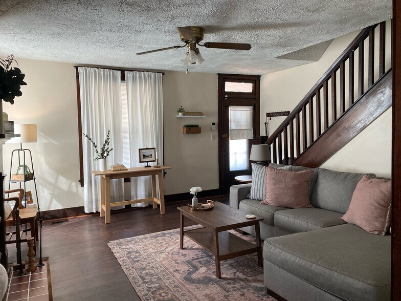 Living room - 403 E Penn St