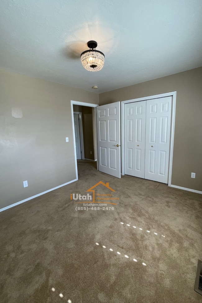 Building Photo - East Layton 6 Bdrm 3 Bth 2 car garage home.