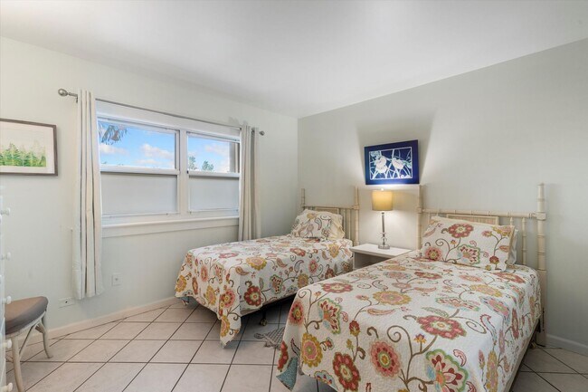 Building Photo - 3 Bedroom 2 Bathroom Furnished Condo