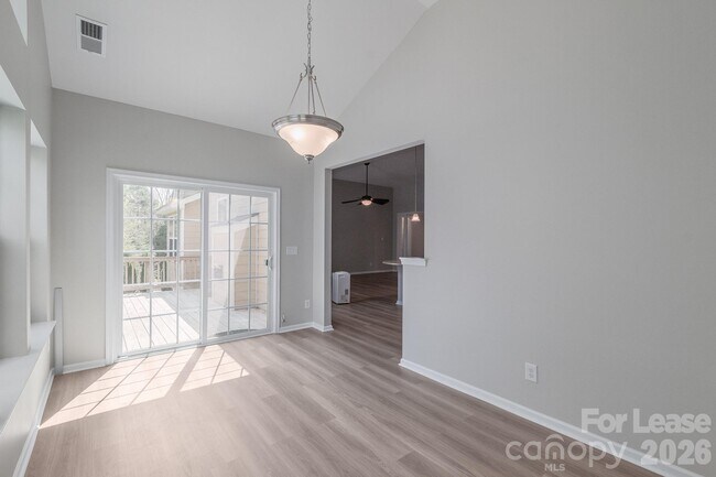 Building Photo - 3048 Arsdale Rd