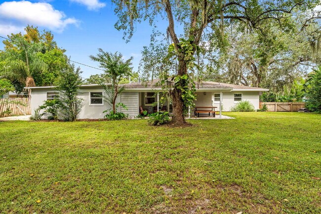 Building Photo - Charming 4-Bed with 2 Full Baths and Large...