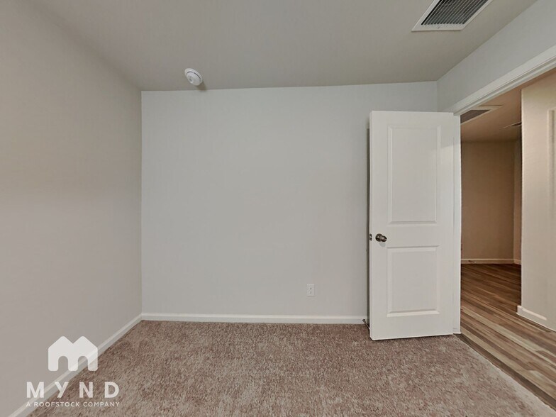 Building Photo - 10253 W Wenden Dr