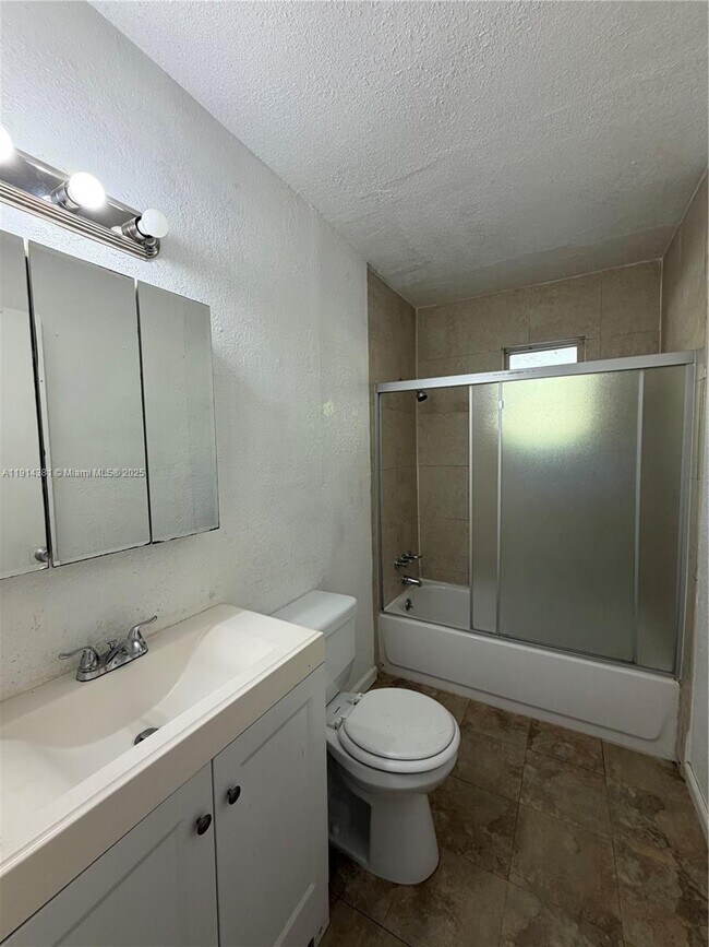 Building Photo - 125 SW 1st Ave