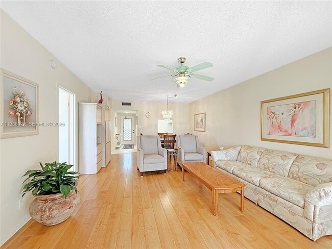 Building Photo - 1030 Country Club Dr