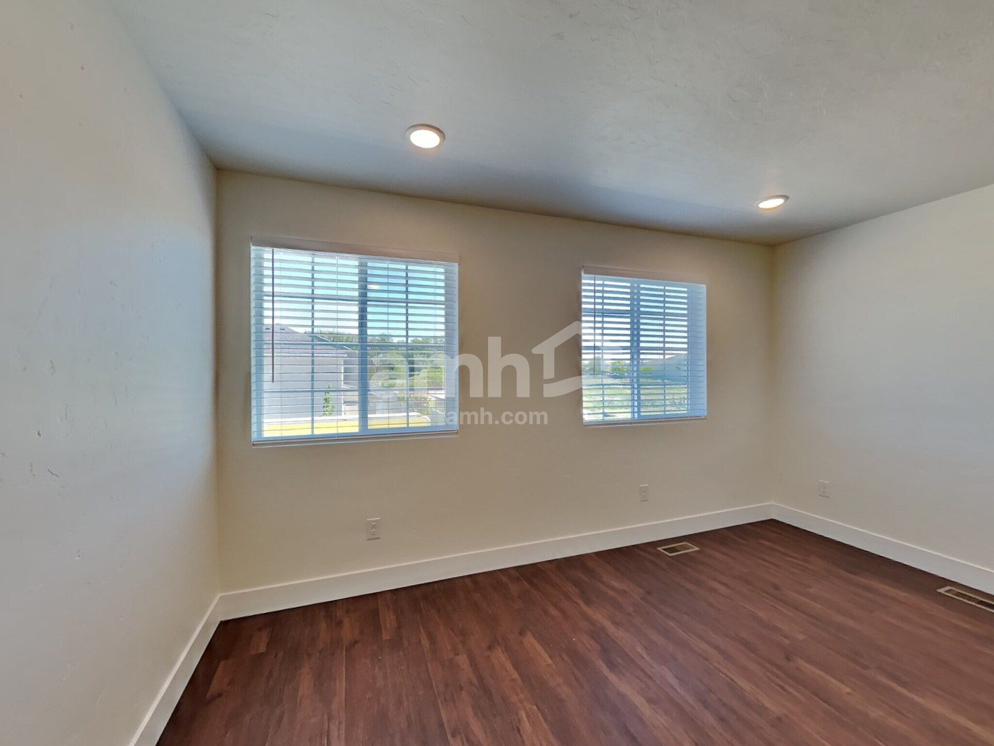 Building Photo - 967 N Nichole Ave