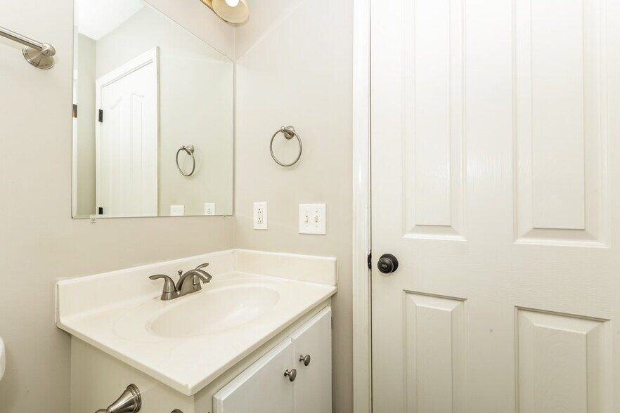 Building Photo - 1435 Tuffnell Dr