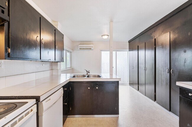 Building Photo - Charming 1-bdrm/1-bath in 1900s Victorian triplex—Prime location, shared laundry & yard