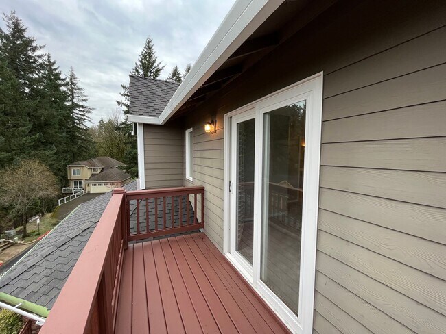 Building Photo - Immaculate 4 bedroom, 3.5 bathroom, tri-level Home in Tigard!! Expansive Views, Office space, Gam...