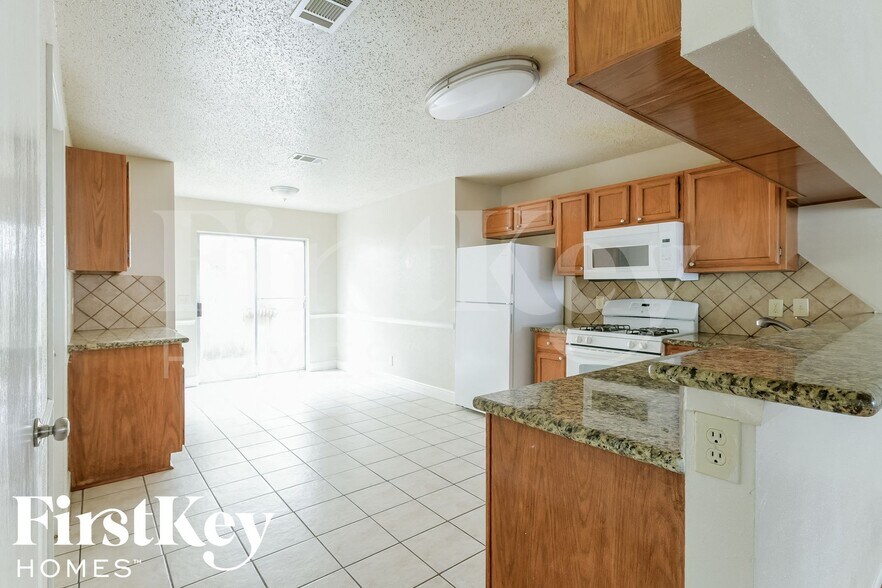 Building Photo - 21407 Highland Knolls Dr