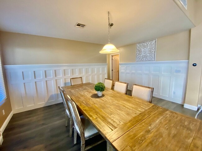 Building Photo - Gorgeous 3 bedroom Home