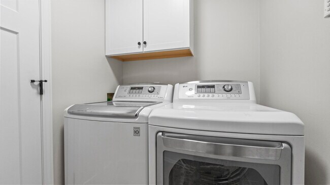 Building Photo - 7117 Country Hill Dr