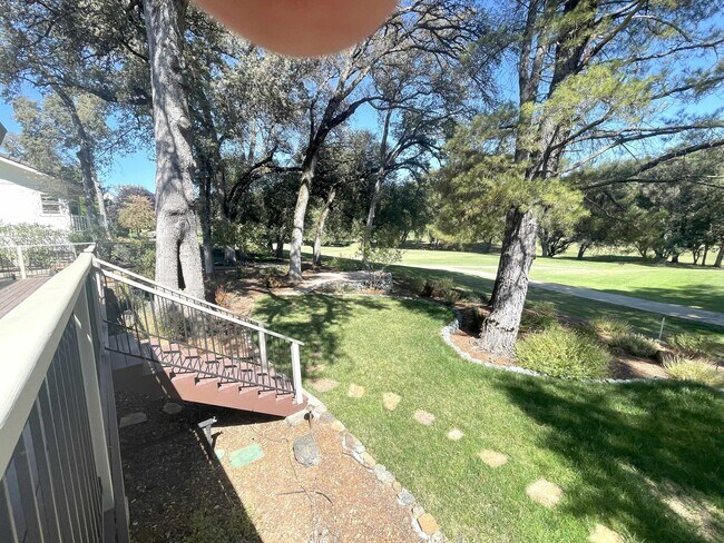 Building Photo - 3/2 plus a large bonus room-Home on golf c...