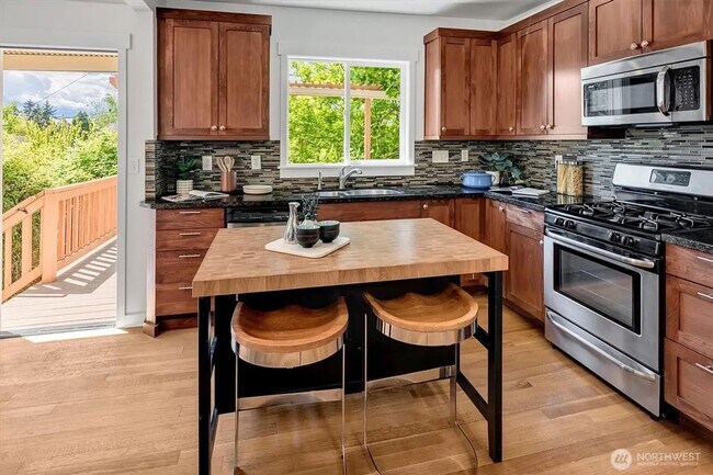 Building Photo - Alaska Junction - 3 bedroom and 2 1/2 bath...