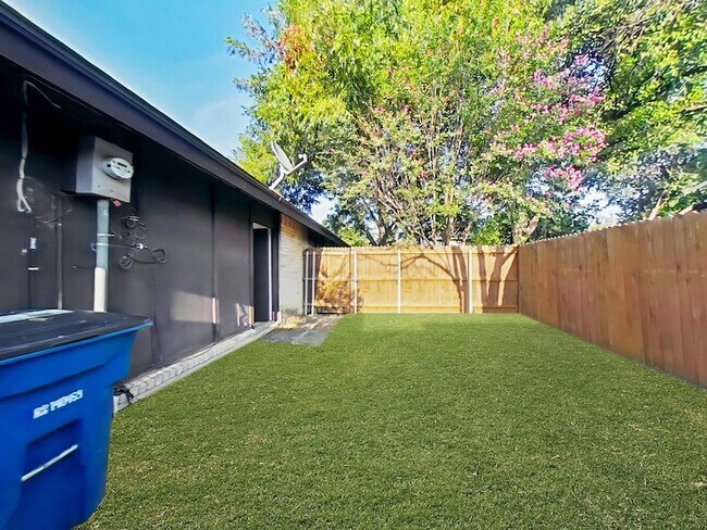 Building Photo - 15706 Havenrock Cir