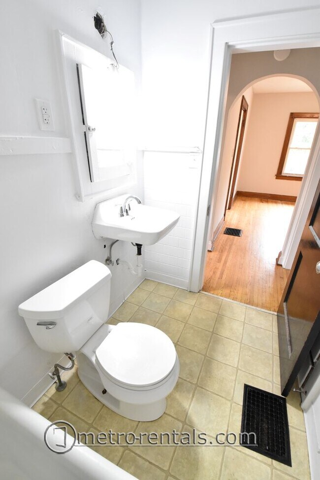 Building Photo - 2832-2834 Indianola Avenue