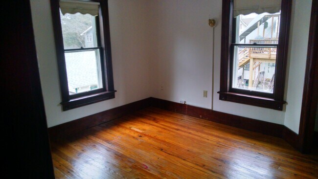 rear bedroom - 506 Brown St