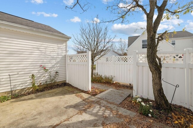 Building Photo - 6246 Albany Crest Ave