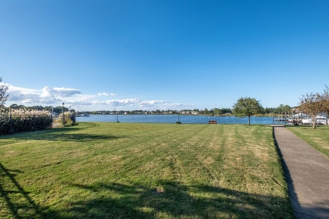 Building Photo - 3BR Open Floor Plan with Garage in Captain...