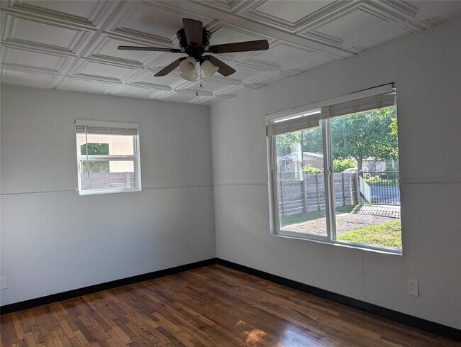 Building Photo - 6915 Providence Ave