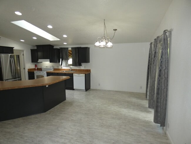 Building Photo - 522 S Alder Ln