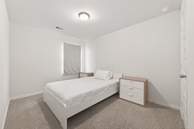 Building Photo - 27926 Western Crk Ct