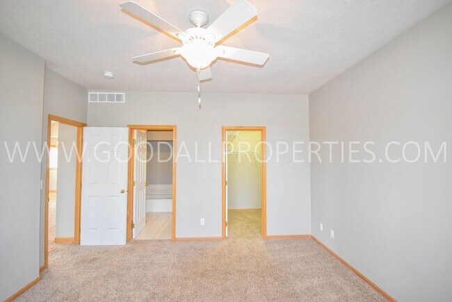 Building Photo - 2 Bedroom 2 bath Town Home in West Des Moines